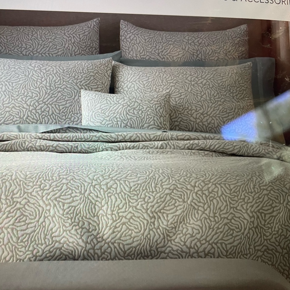 Matouk Elegant Natural & White Comforter Set. NWT